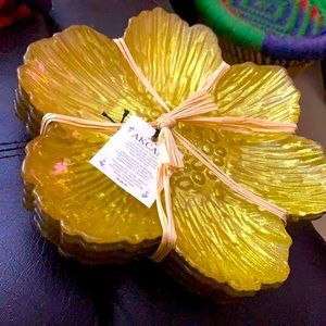 Gorgeous brandnew set of 4 leafy design plates!